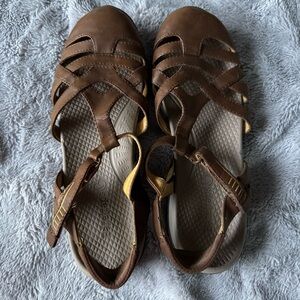 Baretraps Sz 10 strapped fisherman sandals. Leather Upper Comfort Insole